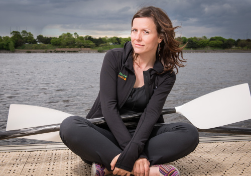Mylène Paquette assise au bord de l'eau Crédit photo : Patrick Mével