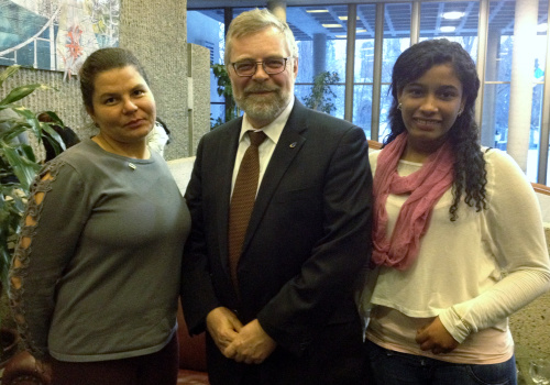 Keila Yasmina Daza Vergara, Raymond-Robert Tremblay, directeur général du Cégep de Trois-Rivières, et Carol Lay Solis Marin.