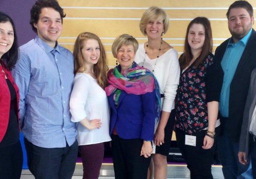 Stéphanie Blais, responsable en entrepreneuriat, Léo Paquin, étudiant, Maude Charbonneau, étudiante, Denise Amyot, PDG de CICan, Denise Trudeau, DG du Cégep Garneau et hôte du symposium, Charlie Turgeon, étudiante, Pierre Potvin, étudiant, Alain Rivard, entrepreneur associé aux Services aux entreprises.