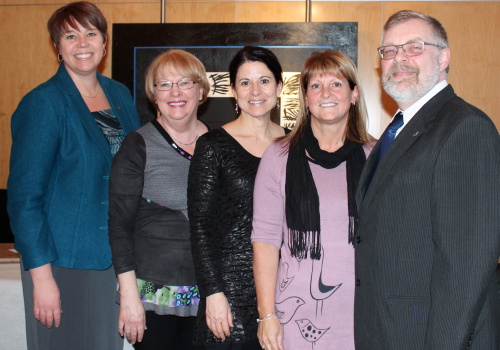 La présidente, Caroline Gauthier, et le directeur général, Raymond-Robert Tremblay entourent les administratrices sortantes Mireille Nadeau, Claire Pépin et Line Lesage.