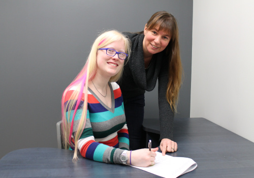 Élodie Hamel, étudiante en Techniques de travail social en compagnie de Julie Cleary, psychoéducatrice et responsable des Services adaptés.