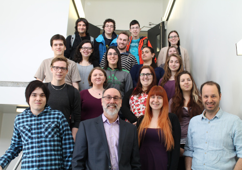 Les étudiants et étudiantes du cours Sources d’information II : publications officielles, du programme des Techniques de la documentation, donné par l’enseignant Frédéric Champoux, entourent M. Robert Aubin, député fédéral de Trois-Rivières.