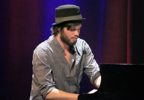 Mathieu Fortin, étudiant en Sciences de la nature\Musique au Cégep de Trois-Rivières, a remporté la finale régionale du Centre-Est de Cégeps en spectacle.