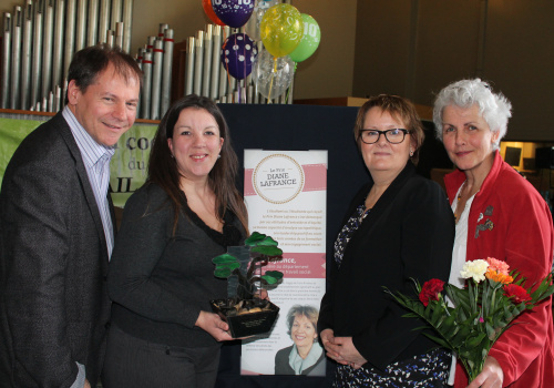 Jean-François Aubin, enseignant, Marie-Soleil Gauthier, lauréate du Prix Diane Lafrance, Louise Laprise, coordonnatrice du département des Techniques de travail social et France Guimond, enseignante.