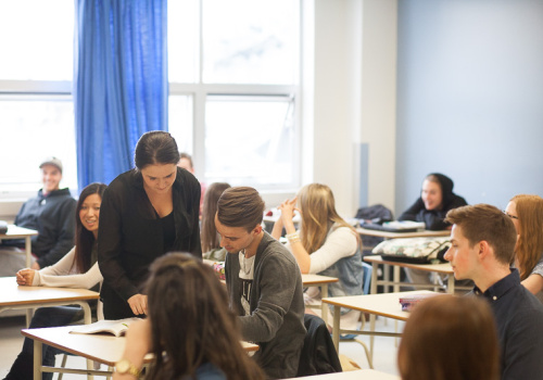 Une enseignante en DEC BAC marketing dans une classe