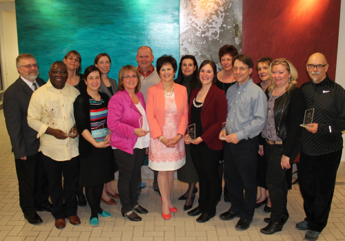 Devant, Raymond-Robert Tremblay, directeur général et les récipiendaires Philippe Mpeck, Caroline Milot, Chantal Coutu, Michèle Grégoire, Kathleen Thibodeau, René Duchemin, Isabelle Rouleau et Michel Brière. Derrière, Dany Harvey, Marie-Lyne Lamothe, Michel Day et Sonia Tessier. Également sur la photo, Denise Roy et Sylvie Doucet, animatrices de la cérémonie.