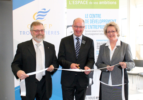 Le maire de Trois-Rivières, Yves Lévesque, procède à la coupe du ruban pour souligner l'inauguration de la Zone entrepreneuriale. Il est accompagné du directeur général du Cégep de Trois-Rivières, Raymond-Robert Tremblay et de la présidente du conseil d'administration de la Caisse Desjardins Les Estacades, Carole Chevalier.