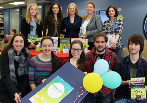 Voici les gagnantes et gagnants de l’édition 2015 de la dictée de la Francofête : 1re rangée en bas : Cindie Robichaud, Julia Bruneau, Magali Boisvert, Evens Lemire-Boislard, Francis Vallée. 2e rangée : Roxane Baril-Labrie, Marie-Andrée Trahan (Coopsco), Maryse Saint-Pierre (animatrice linguistique), Nathalie Frigon et Nicole Pelletier.