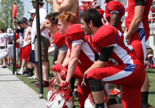 Diablos Football - Au centre, Olivier Therrien (#6), demi-défensif – joueur le plus utile à l’équipe en 2014 –, observant l'action entouré d’Olivier Maziade (#23) et Anthony Cassidy (#13). Crédit : Francesca Sinotte