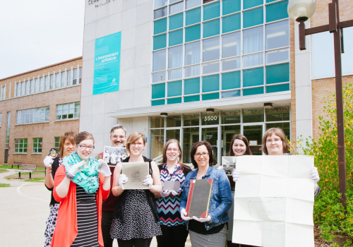 Devant le cégep de TR, Avec leur pièce d’archives préférée, nous voyons ici de gauche à droite : Émilie Laporte, Mylène Audet, l’enseignant Sylvain Martel, Émilie Belhumeur, Sandra Tourigny, la responsable de la gestion documentaire Nathalie Bordeleau, Cynthia Trudel et Arielle Cotnoir.