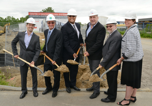 Dans l’ordre habituel, Maxim Gélinas, président du conseil d’administration d’IDÉ Trois-Rivières, Yves Lévesque, maire de Trois-Rivières, Saul Polo, député de Laval-des-Rapides et adjoint parlementaire au Ministre de l'Économie, Innovation et Exportations, Mario De Tilly, directeur général d’IDÉ, Raymond-Robert Tremblay, directeur général Cégep de Trois-Rivières et Caroline Gauthier, présidente du conseil d’administration Cégep de Trois-Rivières.