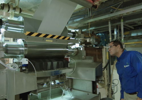 Tarik Jabrane à la machine à traitement de surface pilote