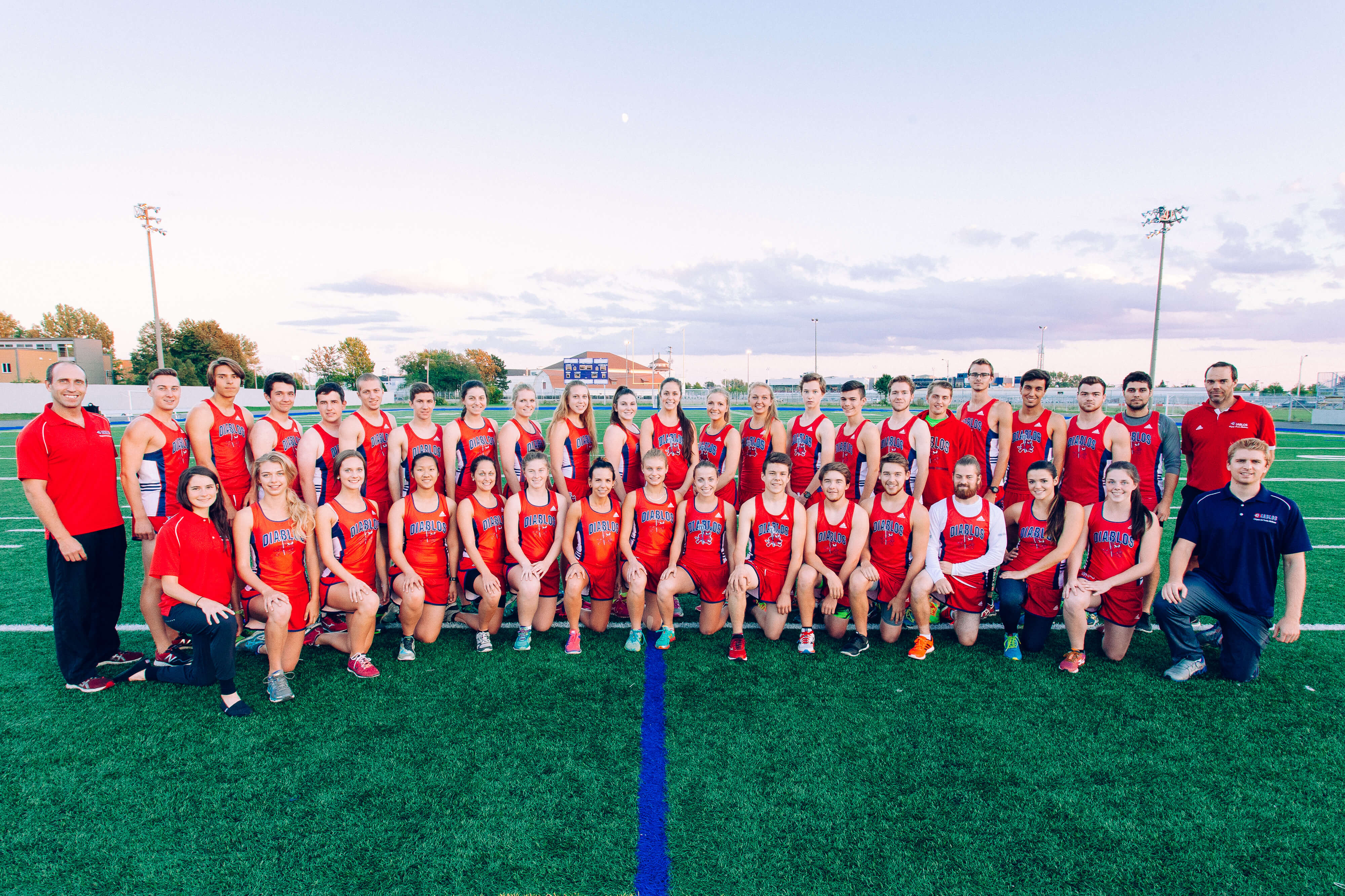 L'équipe et les entraineurs de l'équipe Diablos Cross-country