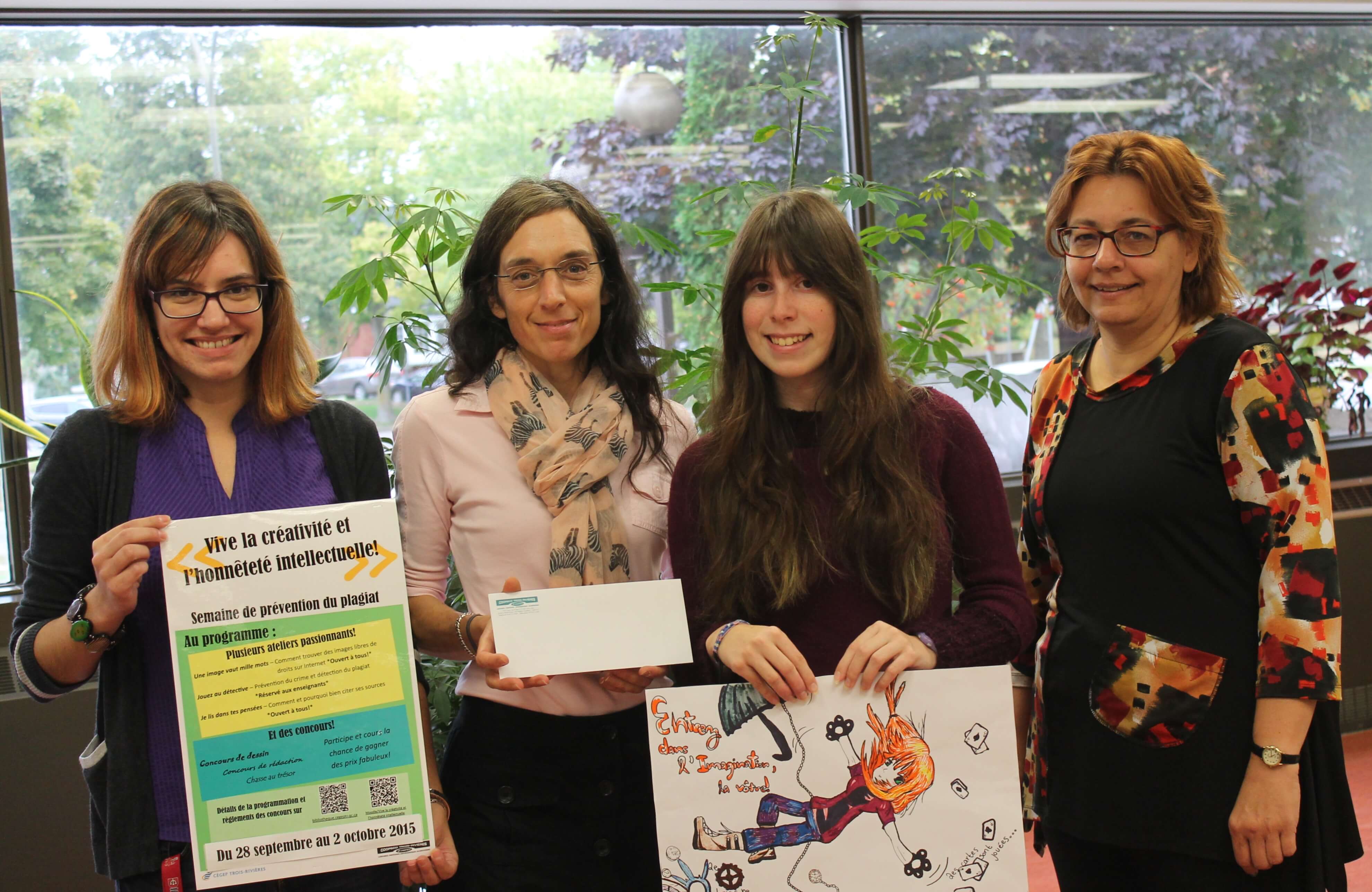 Roseline Duffault, bibliothécaire, Marie-Andrée Trahan, responsable de la Coopsco, Sarah Thibodeau, la gagnante du concours et Chantal Desrosiers, conseillère pédagogique à la DASPR.