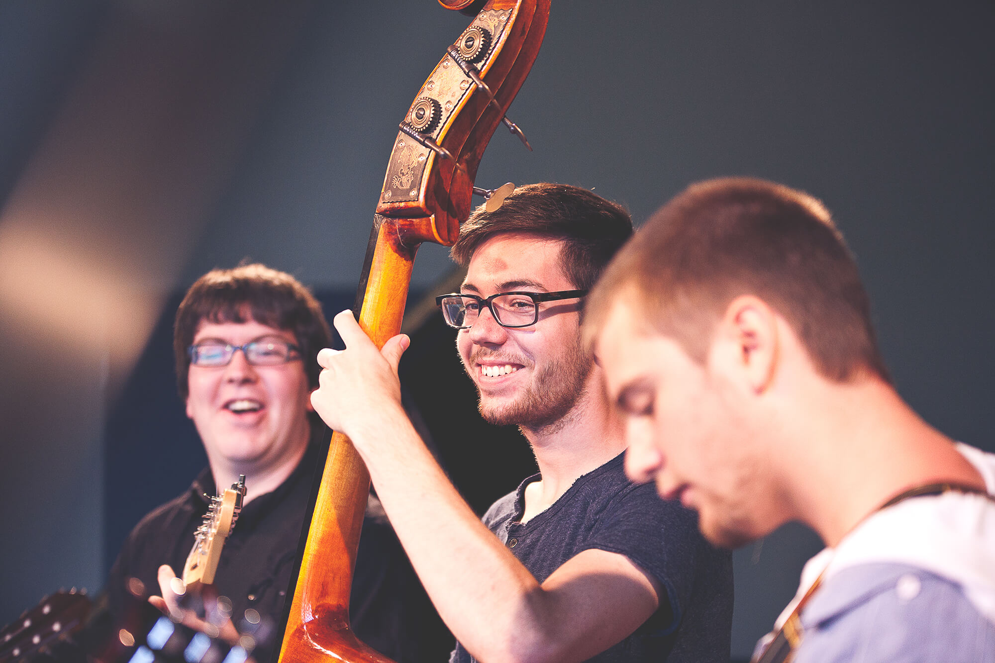 Un violoncelliste, un accordéoniste et un guitariste