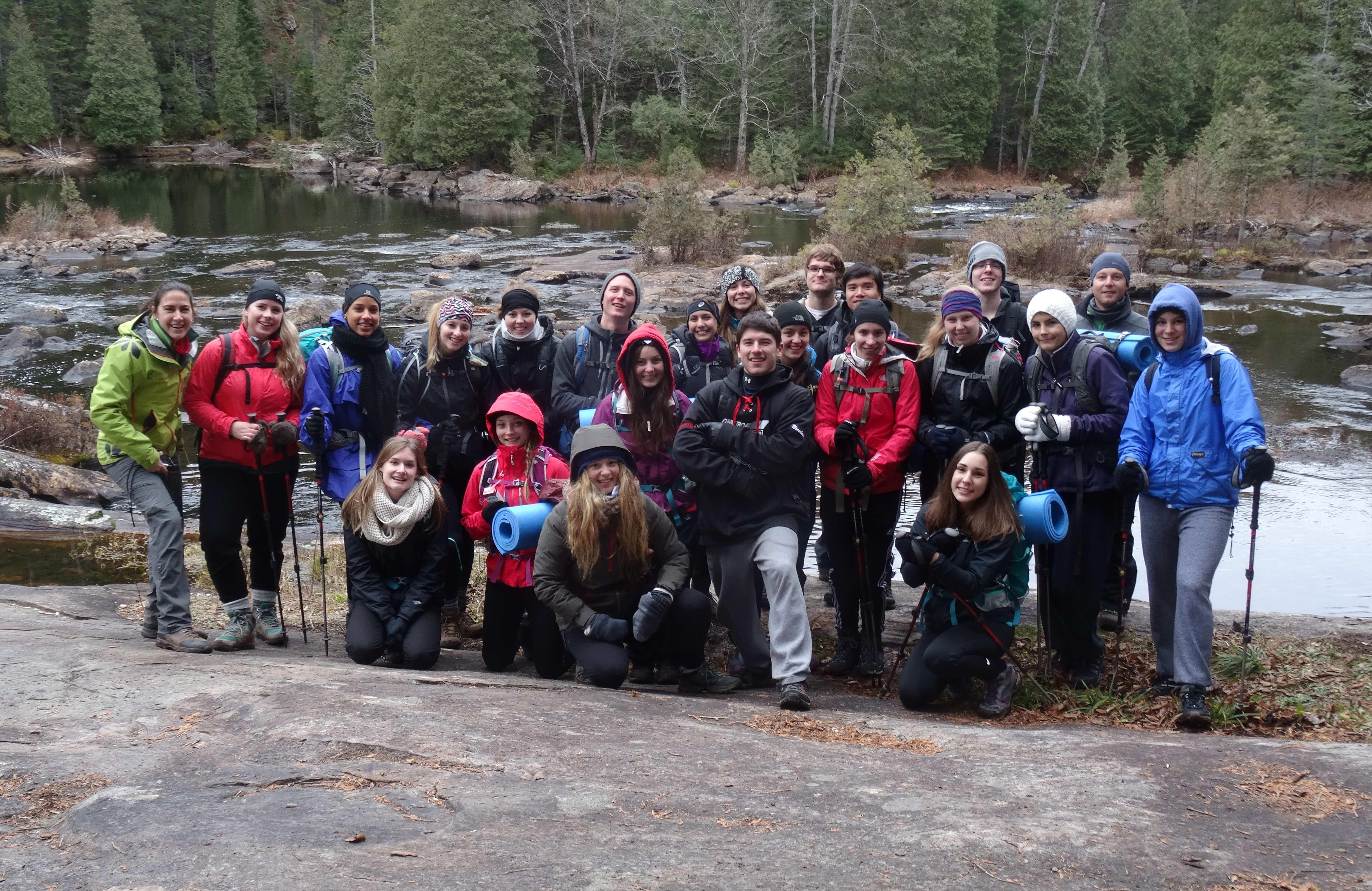 Un groupe de randonneurs du Club de plein air La Cordelle devant un cours d'eau à St-Mathieu du Parc