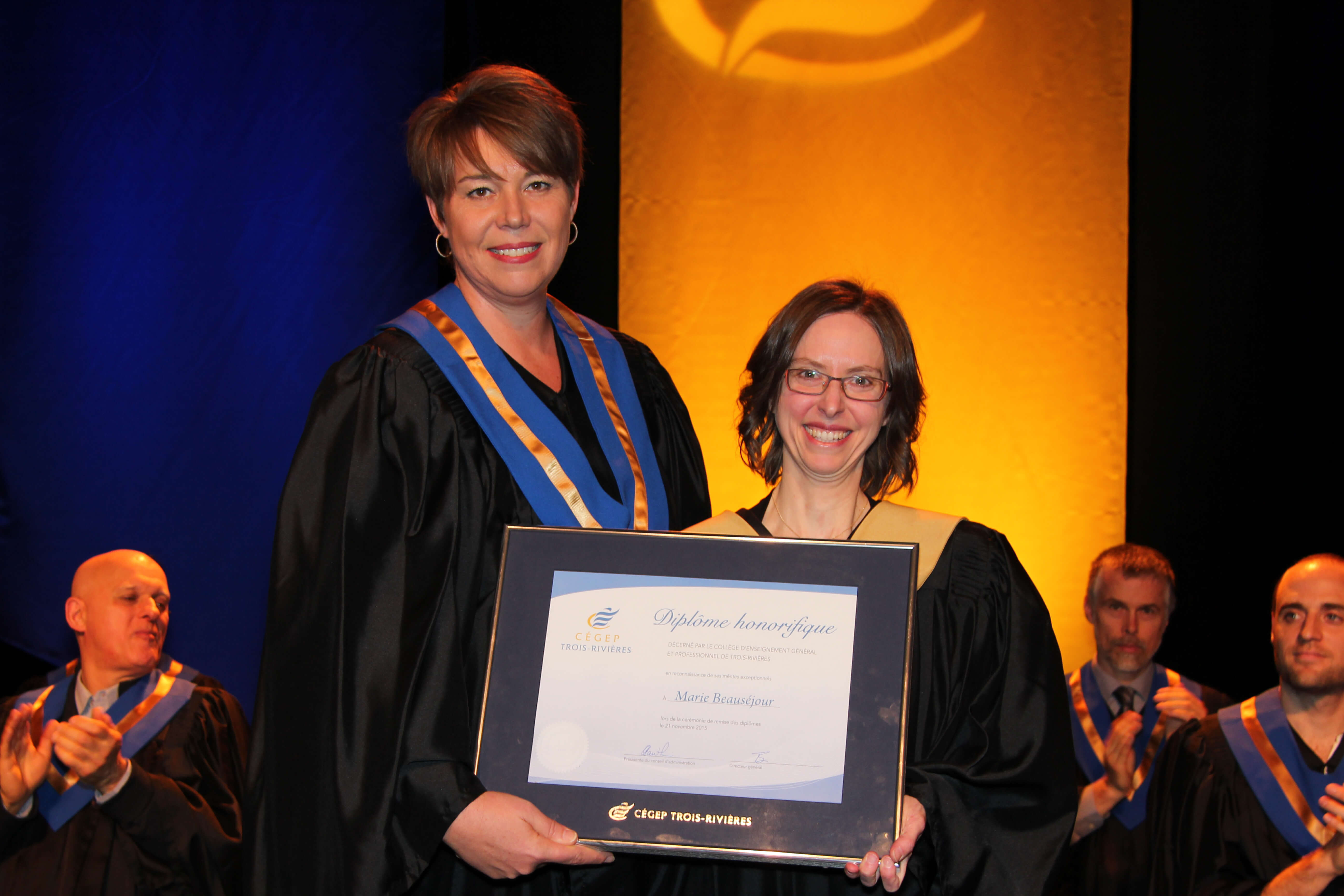 La présidente du conseil d’administration, Caroline Gauthier, remet un diplôme honorifique à Marie Beauséjour.