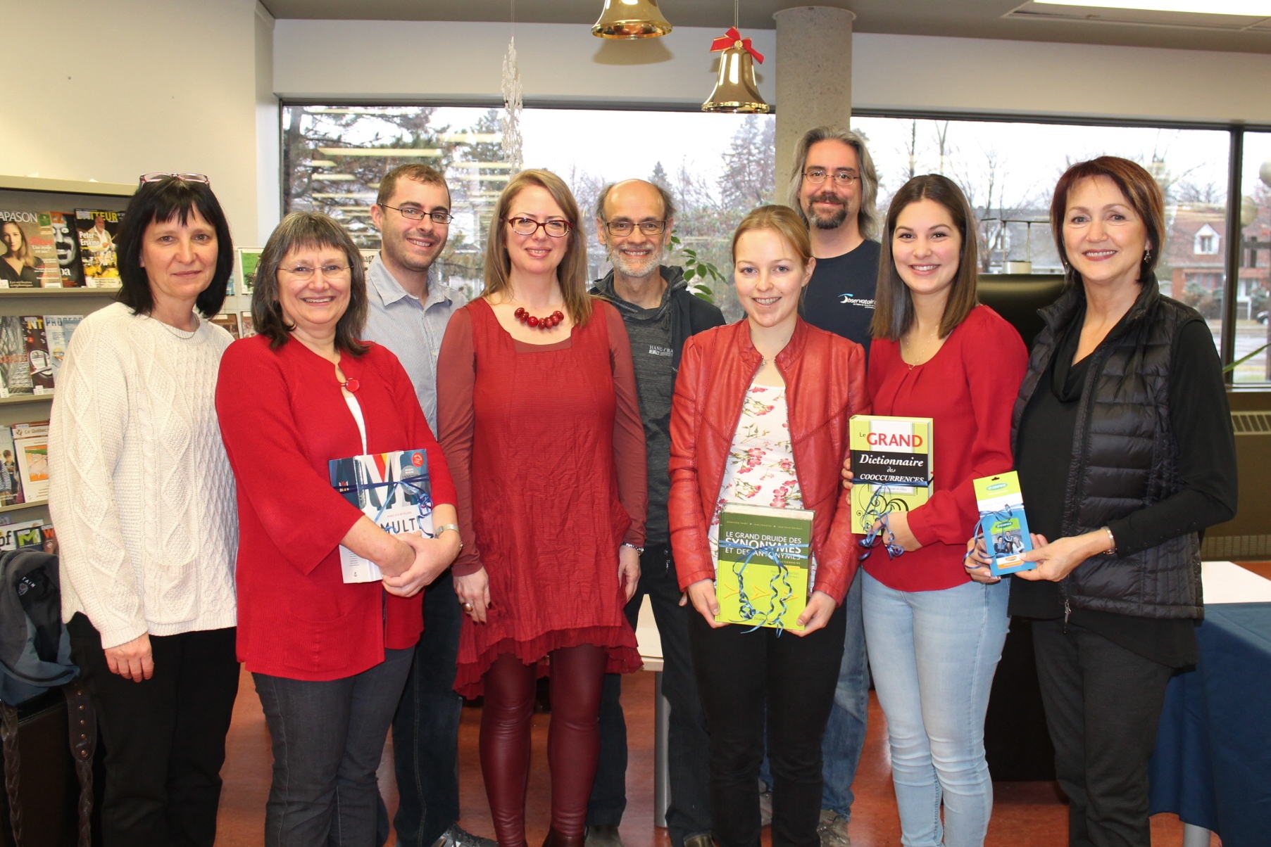 Martine Thibault, collaboratrice à la dictée, Denise Laberge, Jean Landry, Maryse Saint-Pierre, animatrice linguistique, Guy Sirois, auteur de la dictée, Stéphanie Roux, Mathieu Germain, Amélie Richard et Maryse Paquette. Absente de la photo : Noëmy Alex Payet