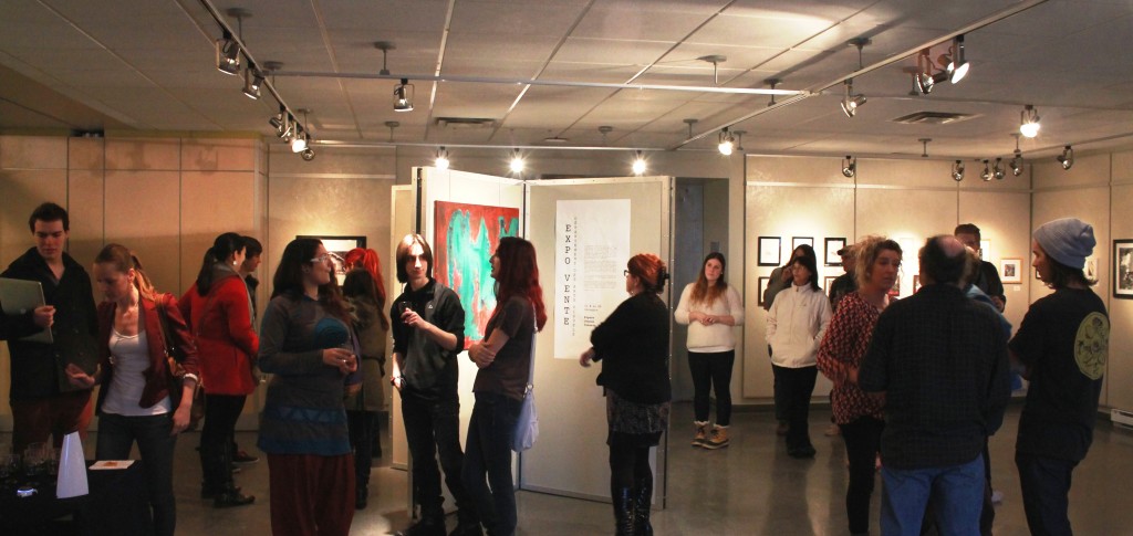 Des visiteurs dans la galerie des Arts visuels