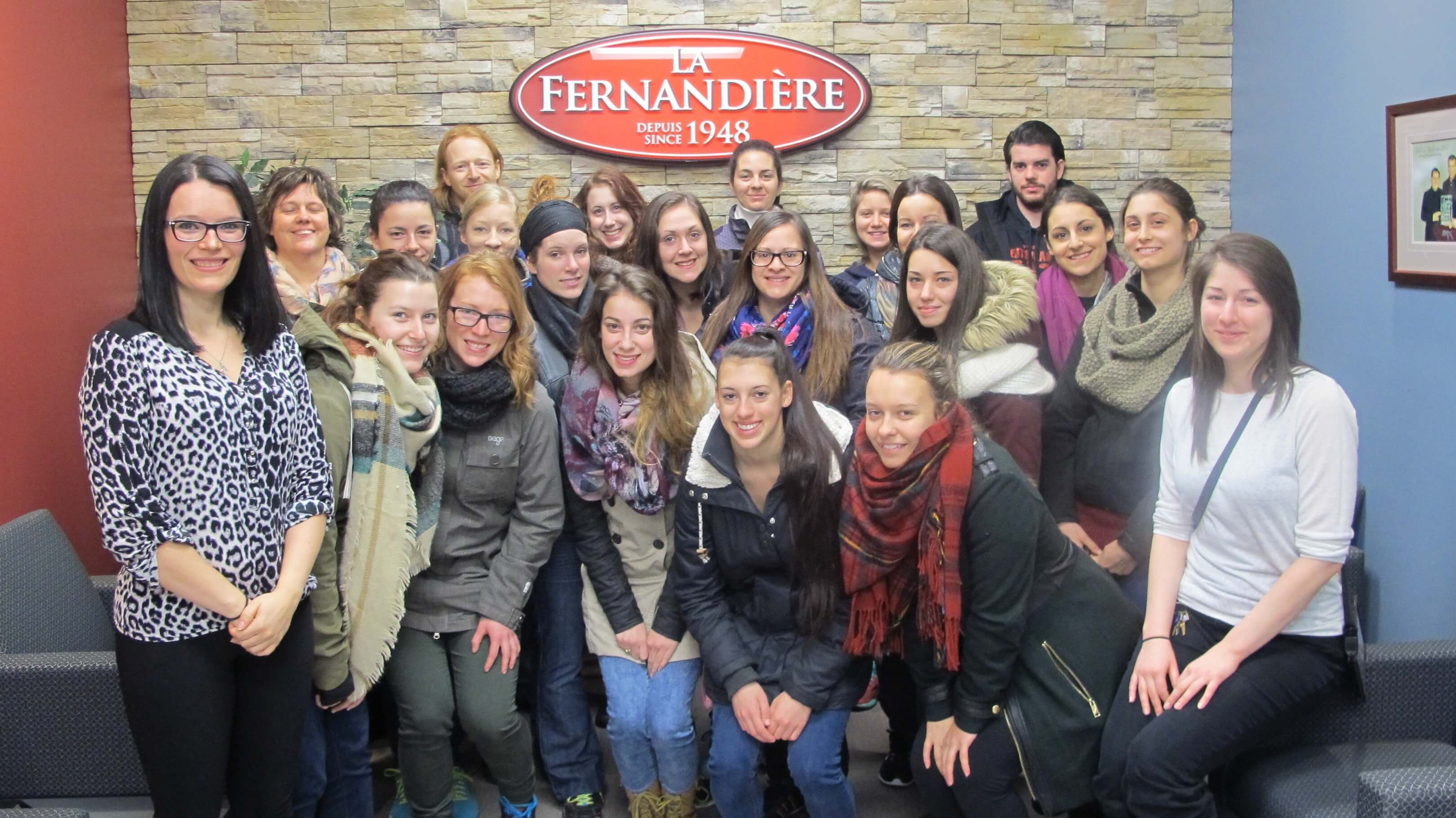 Mme Renée Frigon (à gauche) avec le groupe de 3e année de Techniques de diététique en visite à La Fernandière.