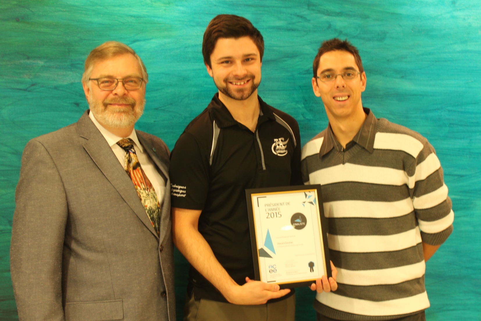 David Cloutier-Pellerin, directeur général de Vision C3R, entouré de Raymond-Robert Tremblay, directeur général du Cégep de Trois-Rivières, et de Mathieu Morin, coordonnateur au soutien des clubs à l’Association des clubs d’entrepreneurs étudiants du Québec