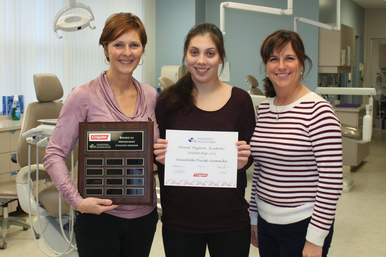 Lynda Gagnon, enseignante et coordonnatrice du département d’Hygiène dentaire, Annabelle Ducap-Gamache, étudiante en Hygiène dentaire et Hélène Hébert, enseignante d’Hygiène dentaire.