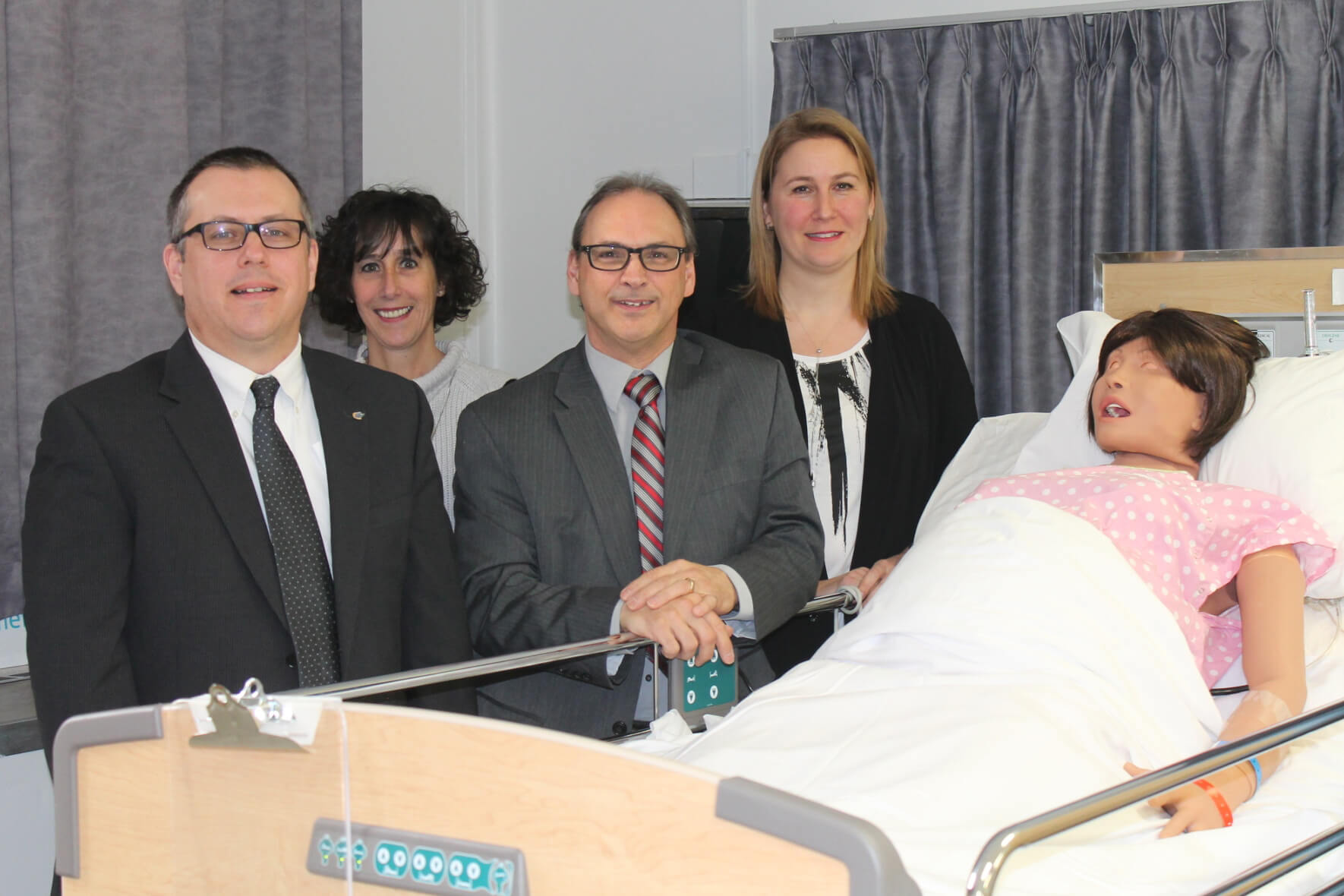 Denis Rousseau, directeur des études, Josée Brière et Nathalie Houle, coordonnatrices de Soins infirmiers et Robert Champagne, directeur de la formation continue et des services aux entreprises du Cégep de Trois-Rivières.