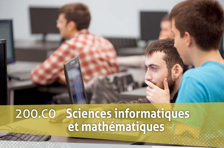 Deux étudiants en Sciences informatiques et mathématiques devant un ordinateur