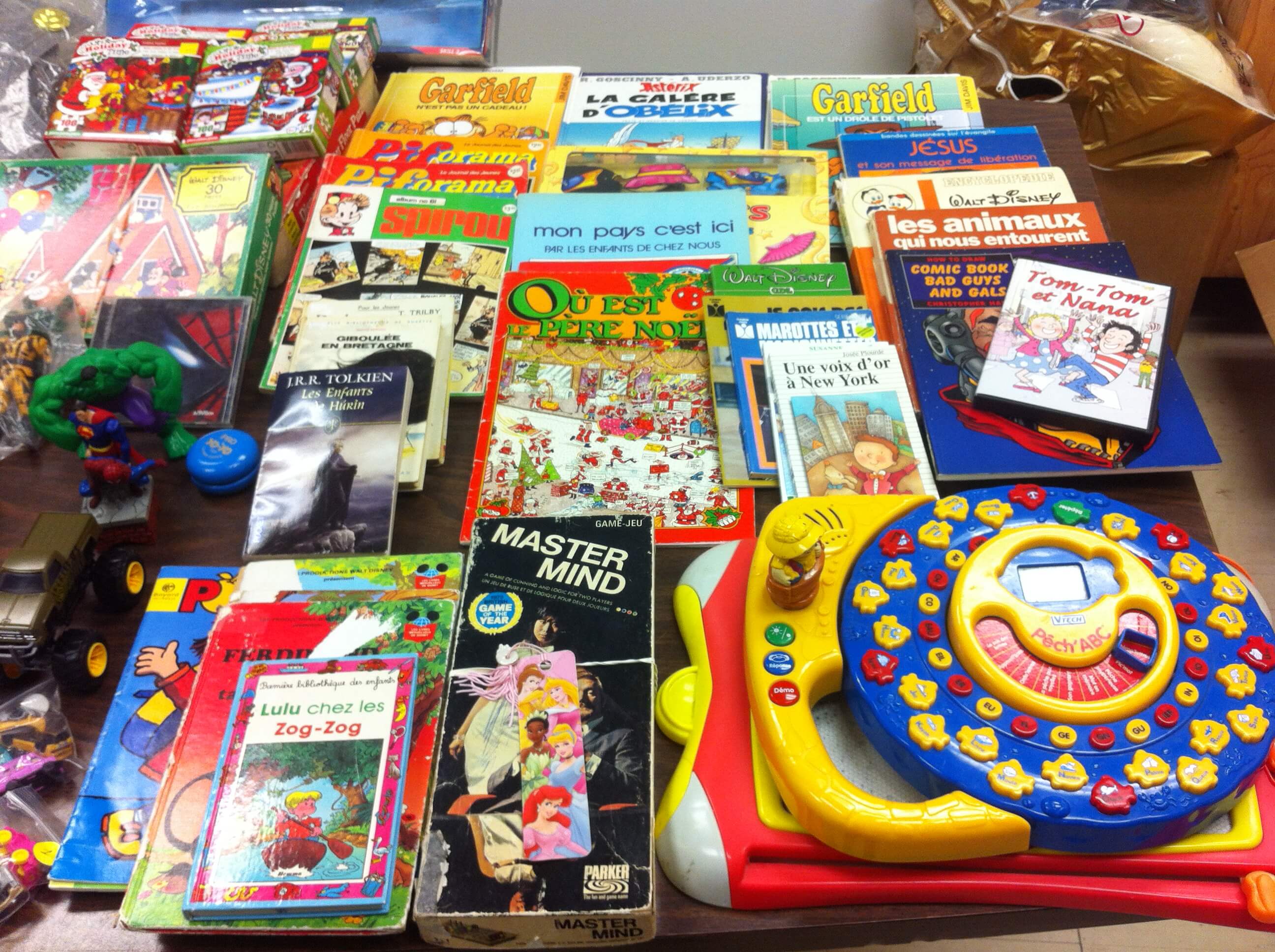 Jouets disposés sur une table