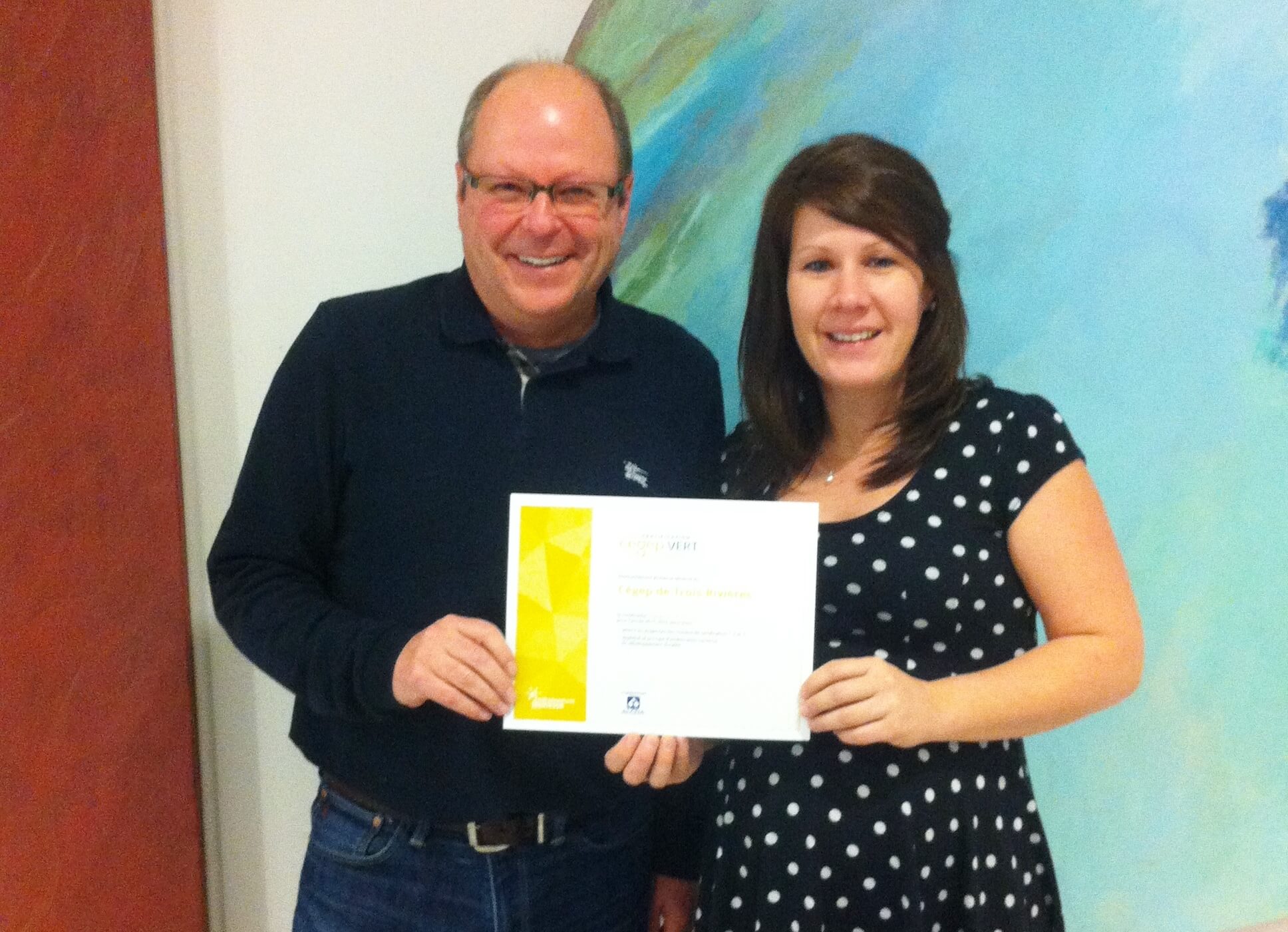 Daniel Tessier et Isabelle Philibert avec la certification Cégep Vert.