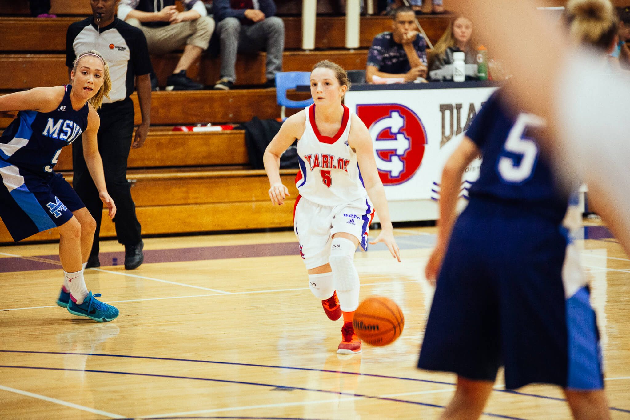 Catrie-Ann Auger des Diablos en action au baskeball