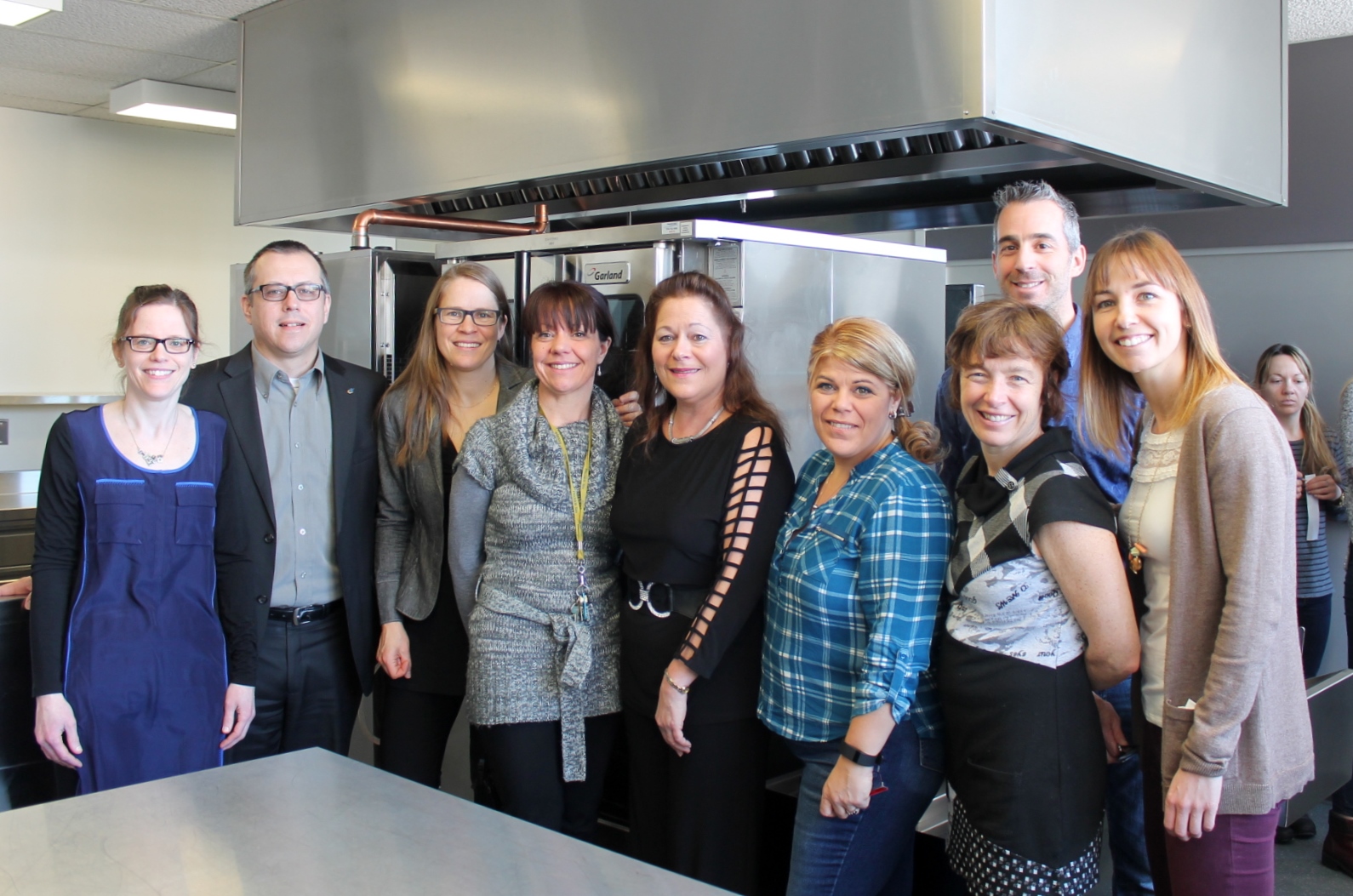 Karine Gélinas, Isabelle Maheux, Anne-Marie Lefaivre, Linda Provencher, Sandy Rochefort, Marie Lafontaine et Marie-Claude Prescott, du département de Diététique, accompagnées de Denis Rousseau, directeur des études et de François Davidson, coordonnateur à la Direction des ressources matérielles.