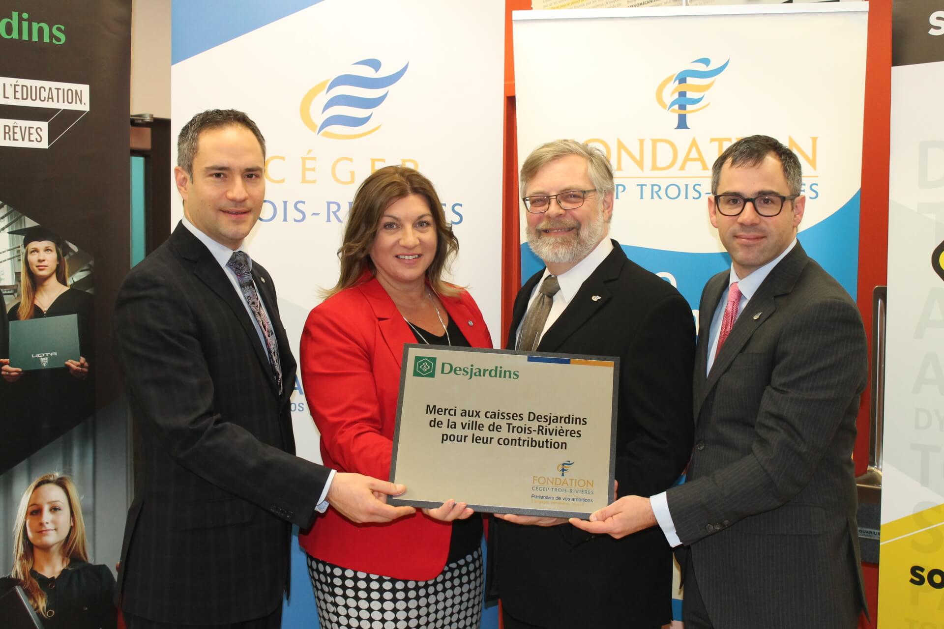 M. David Bélanger, directeur général de la Caisse de Trois-Rivières, Mme Sonia Gauthier, directrice générale de la Caisse de l'est de Trois-Rivières, M. Raymond-Robert Tremblay, directeur général du Cégep de Trois-Rivières et Me Nicolas Courcy, président du CA de la Fondation du Cégep de Trois-Rivières.