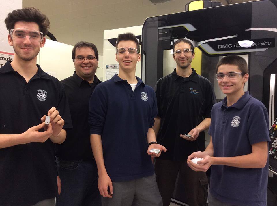 Des étudiants du Séminaire St-Joseph usinent des pièces de leur robot au département de Génie mécanique du Cégep de Trois-Rivières.