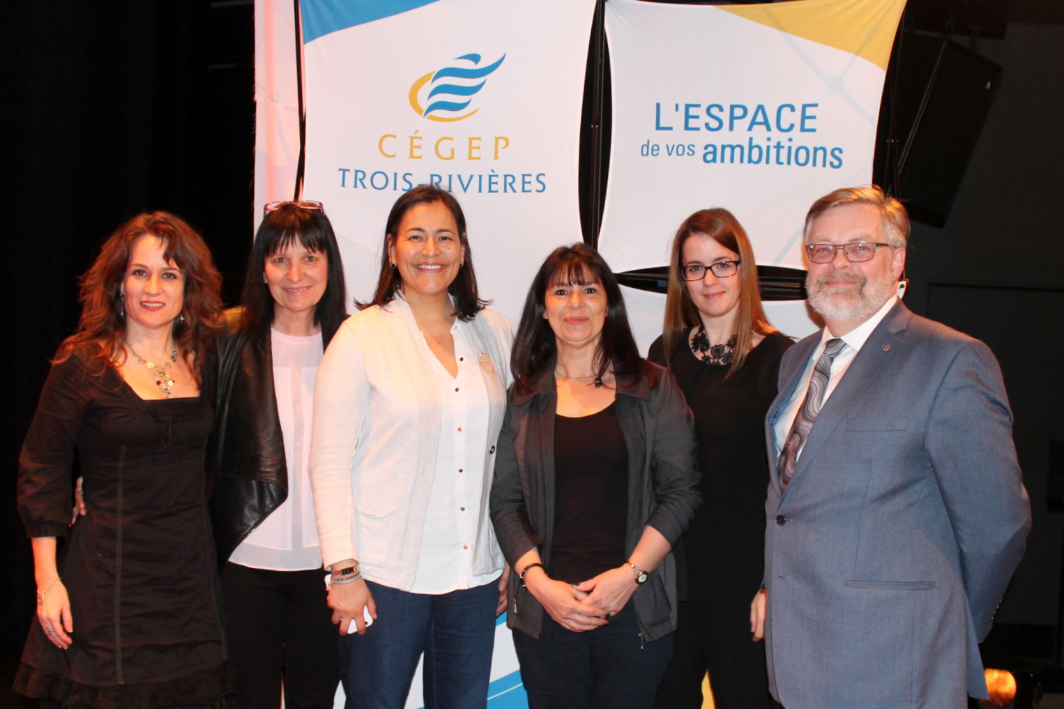 La conférencière Michèle Audette accompagnée des membres du comité femmes du Syndicat des professeur-e-s et du directeur général du cégep : Natacha Giroux, enseignante, Martine Thibault, enseignante, Michèle Audette, Marie Line Neault, enseignante, Marie-Ève Bérubé, enseignante et Raymond-Robert Tremblay, directeur général.