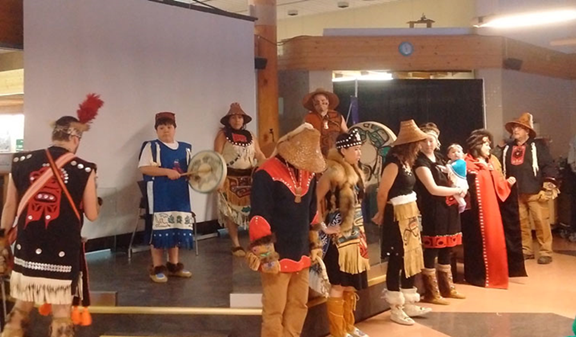 Des étudiants du cégep de TR au Yukon vêtus du costume traditionnel