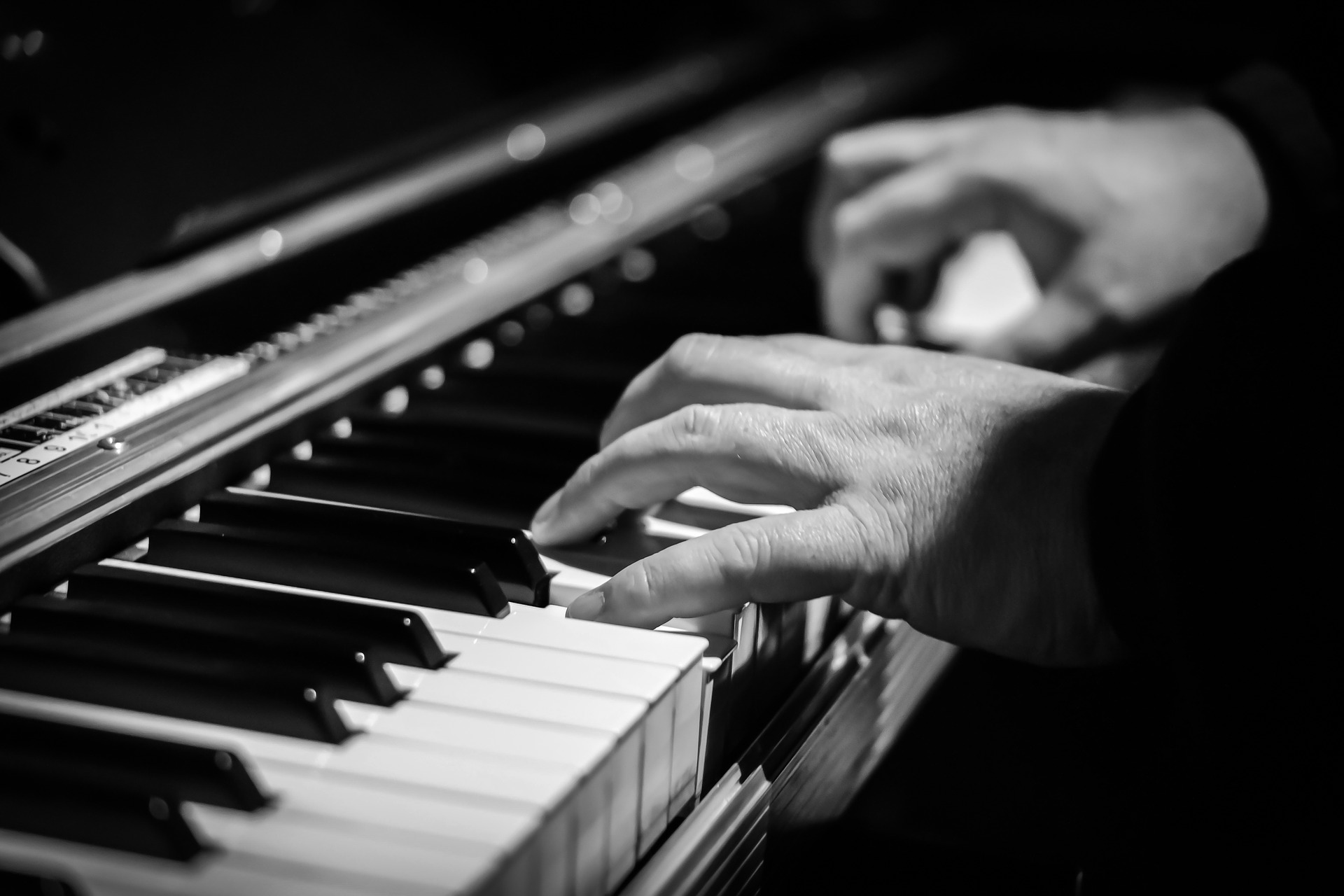 Deux mains jouant du piano