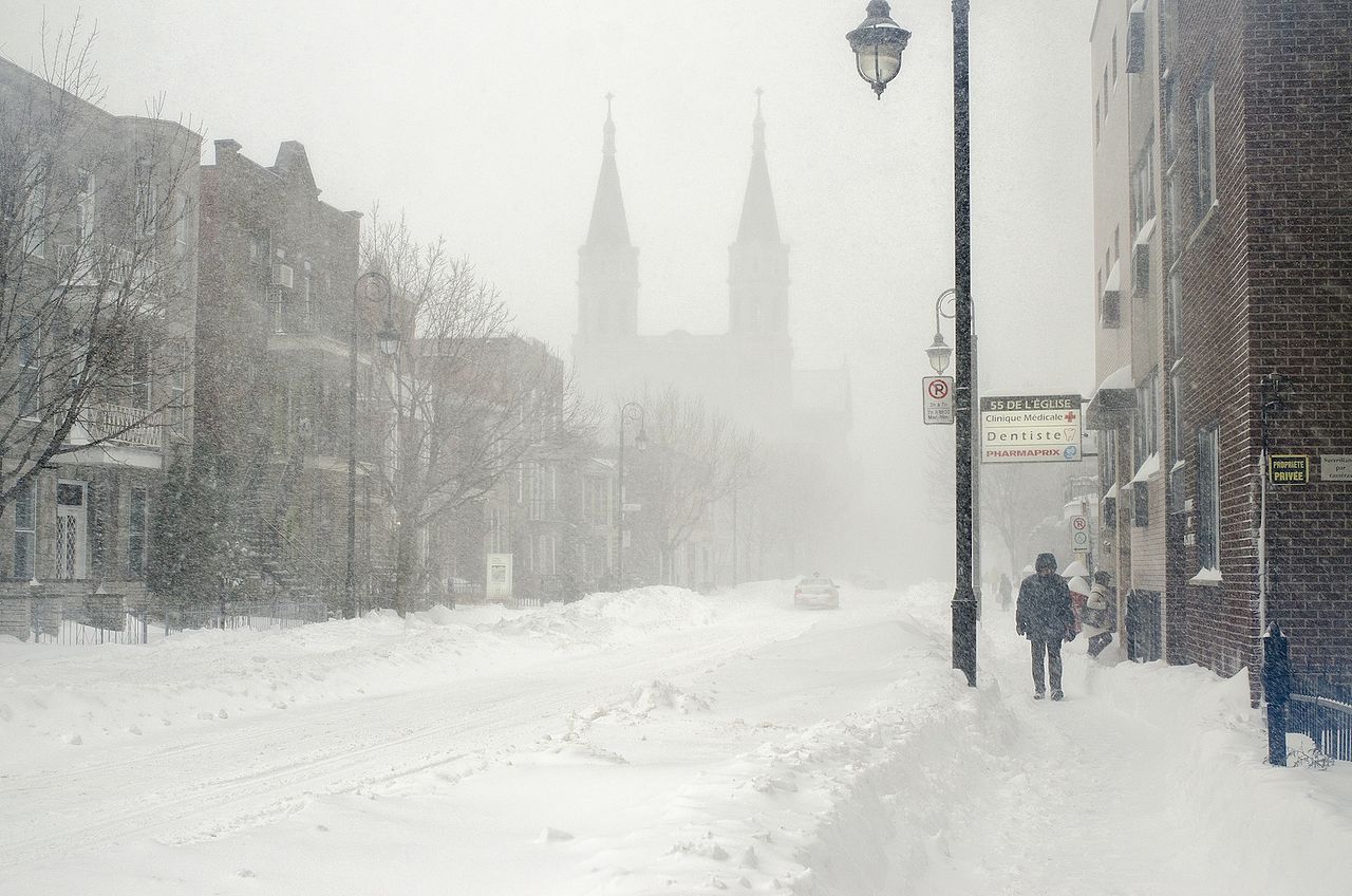Une rue enneigée lors d'une tempête de neige