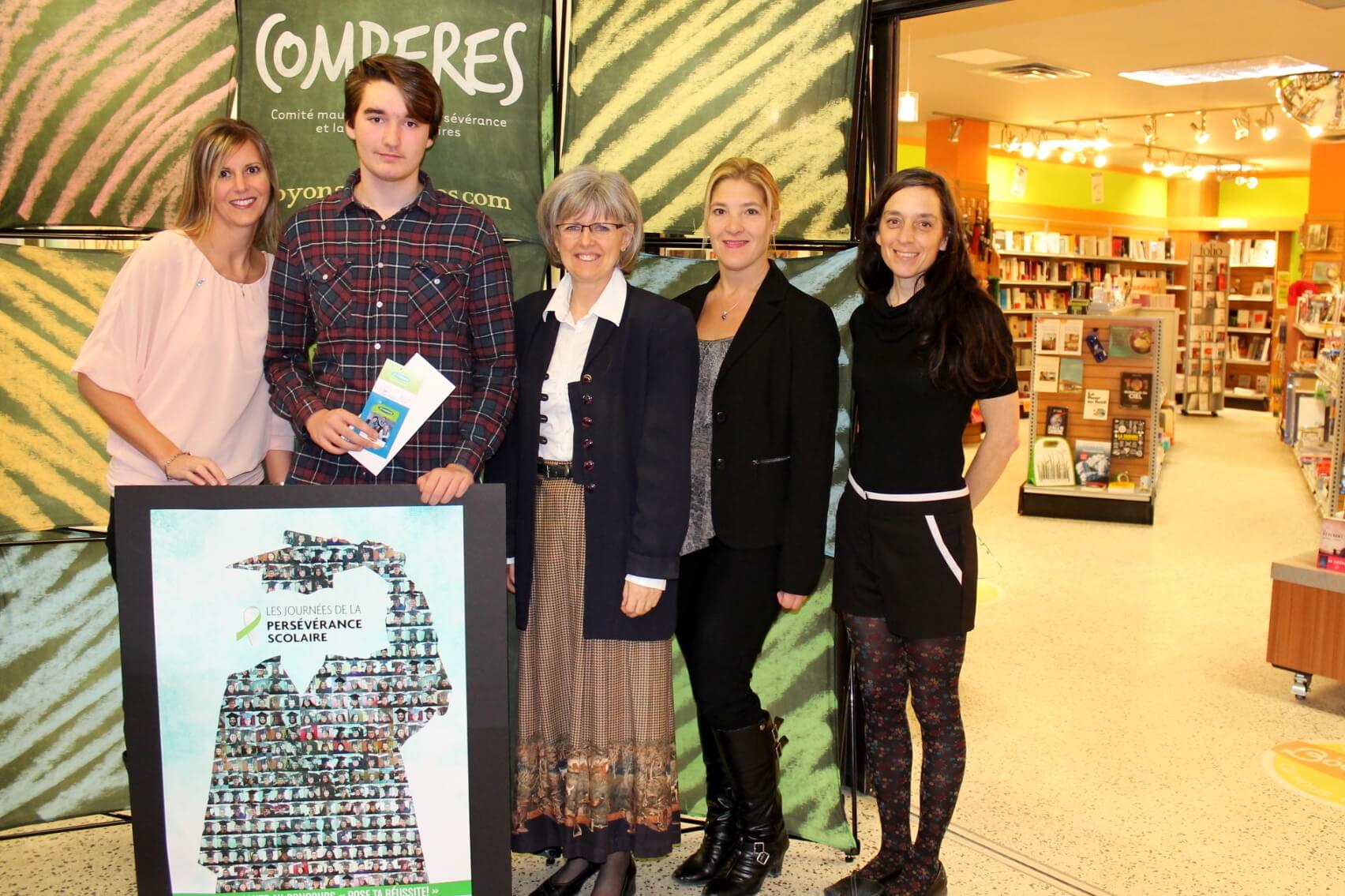 Julie Charbonneau, chargée de projets pour COMPERES, Tomy Ricard-Sigman, gagnant du concours, Lucie Hamel, directrice adjointe au soutien à la pédagogie et à la réussite, Marie-Hélène Leblanc, conseillère pédagogique et Marie-Andrée Trahan, responsable de la Coopsco.