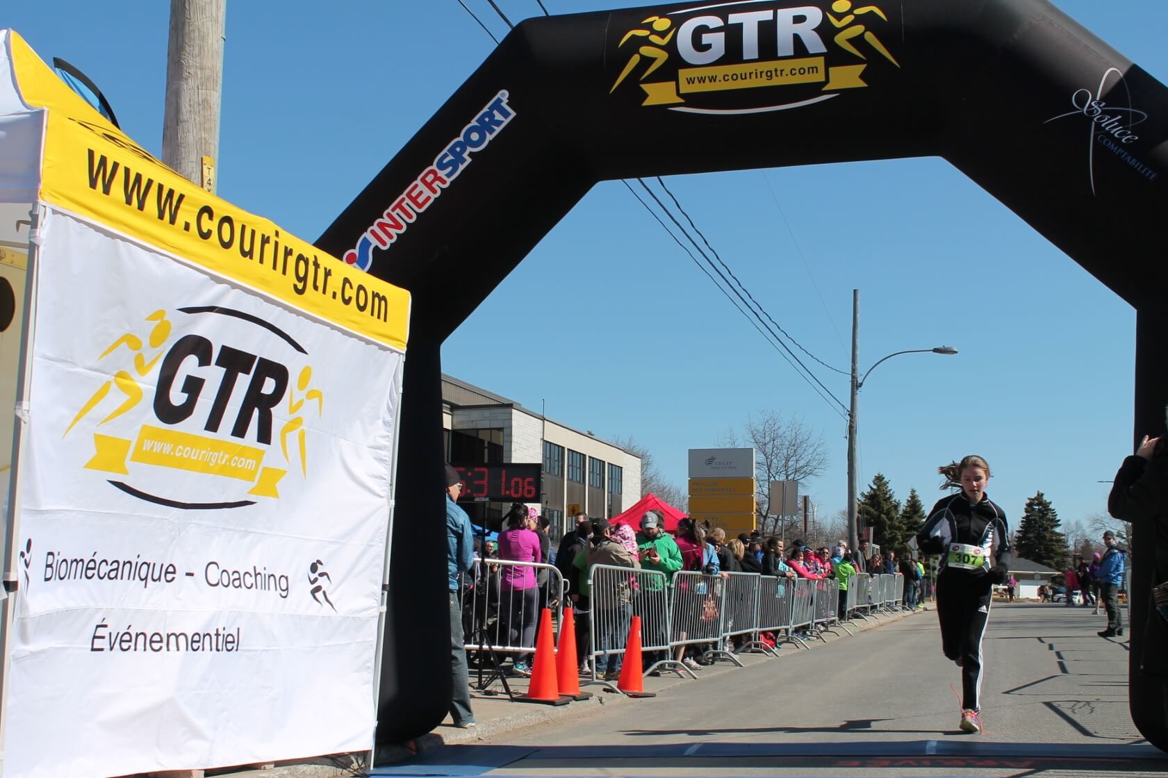 ne participante au fil d'arrivée à la Course du printemps 2016