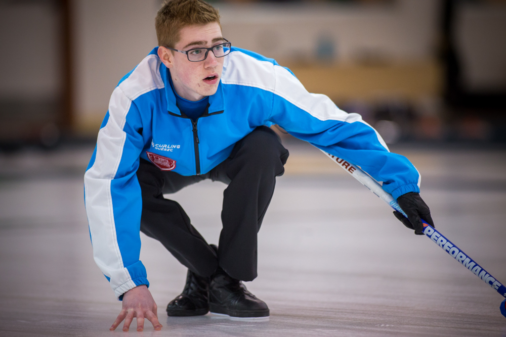 Samuel Plourde en action au Optimist U18 International Curling Championships 2016 tenu à Edmonton en Alberta