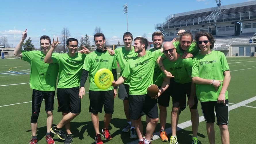 Des participants au Défi santé sur le terrain de sport du cégep de TR