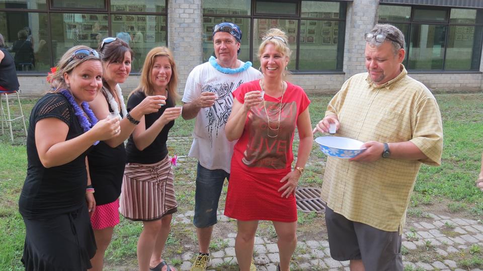 Des personnes un verre à la main lors d'une fête à l'extérieur