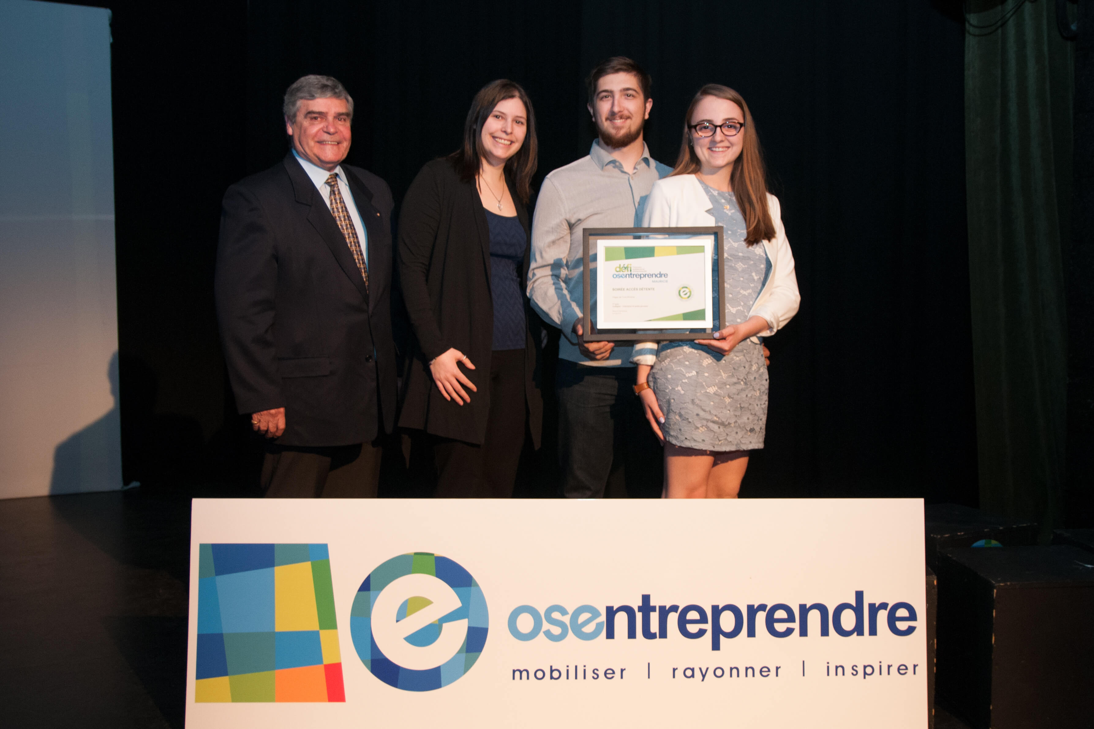 Équipe de la Soirée accès-détente accompagnée de Stéphanie Blais, responsable locale du Défi OSEntreprendre et M. Pierre Lavigne, gouverneur de la Fondation Desjardins et vice-président du Conseil régional Mauricie pour le Mouvement Desjardins.