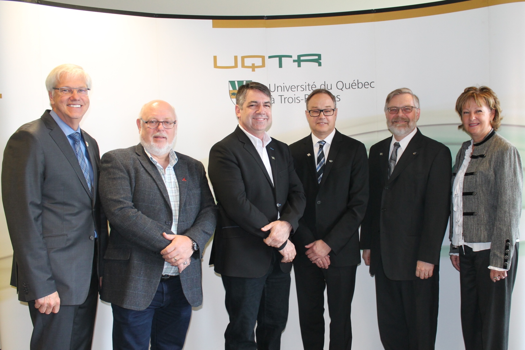 Daniel McMahon, recteur de l’UQTR, Sylvain Robert, directeur du CRML, Mario Parenteau, directeur d’Innofibre, Marc Leblanc, directeur des services financiers du Cégep de Trois-Rivières, Raymond-Robert Tremblay, directeur général du Cégep de Trois-Rivières et Johanne Giguère, vice-rectrice à l’administration et aux finances de l’UQTR.