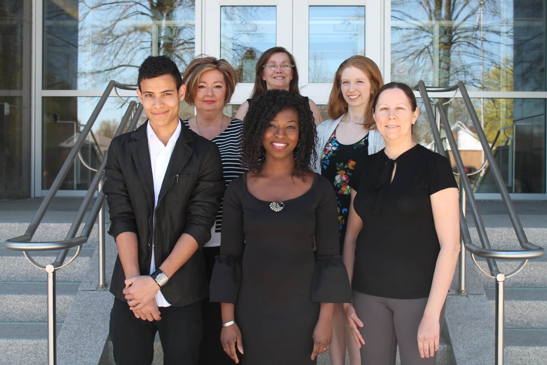 L’équipe de télémarketing de la Fondation : Martine Descôteaux, Maude Charbonneau, Pierrette Dessureault, Raphaël Étang-Salé, Bénédicte N’Dri, Chantal Trempe. Absents au moment de la prise de photo : Marie-Jeanne Beaulé, Marie Nancy Cindy Laguerre, Lévine Maillot