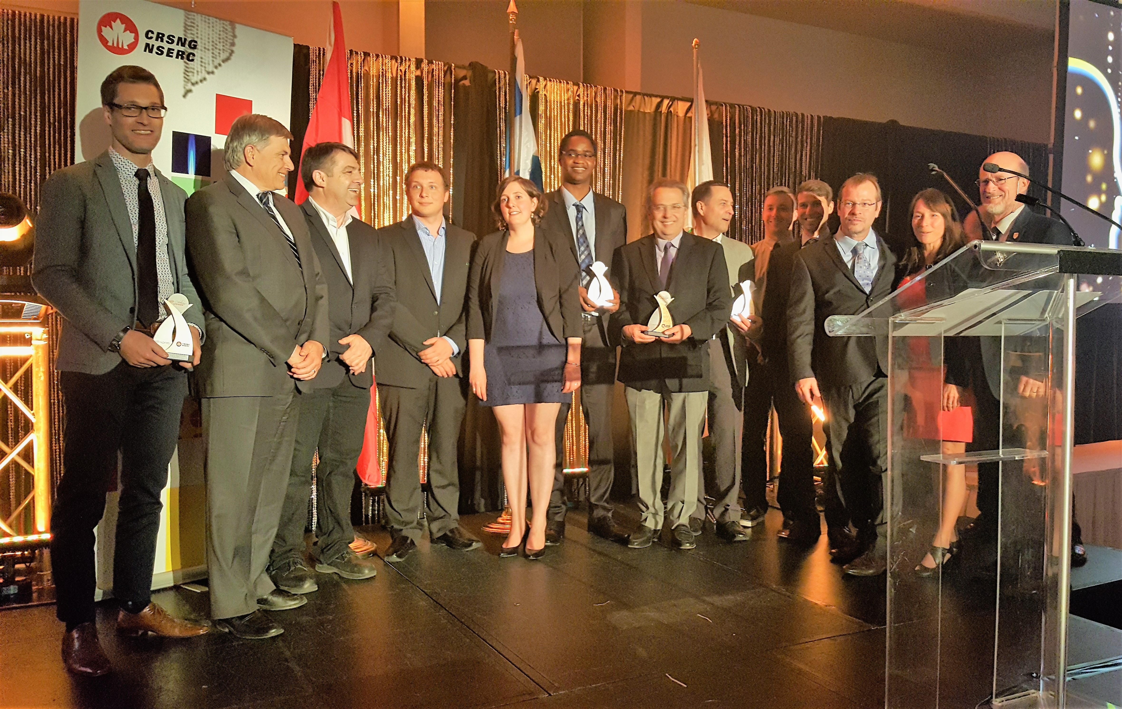 Un groupe de personnes sur scène lors de la soirée Gala Célébrons le partenariat!