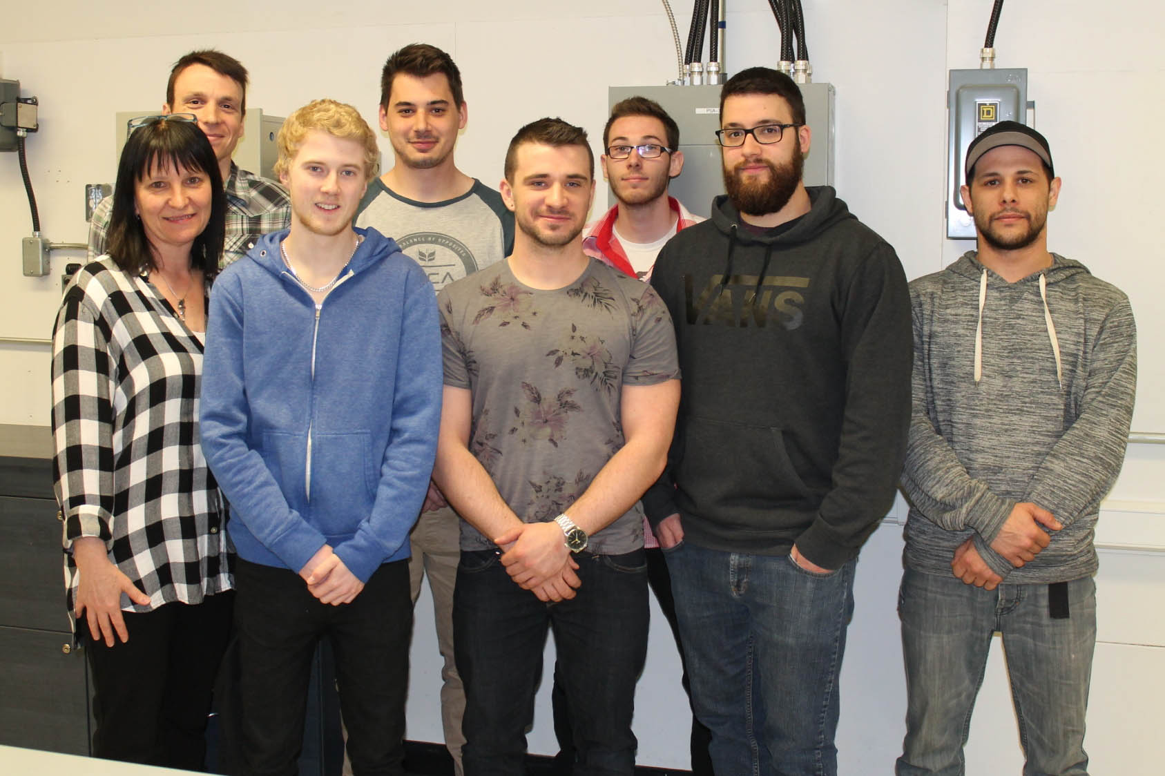 Les étudiants ayant participé au projet de l’initiation au cadenassage, Marc-Olivier Beauchamp, Gabriel Gélinas, Benoit Trudel, Kevin Rocheleau, Philippe Arsenault et Jonathan Lambert, accompagnés de Benoît Levasseur, technicien en travaux pratiques, et de Martine Thibault, enseignante de Mécanique du bâtiment.