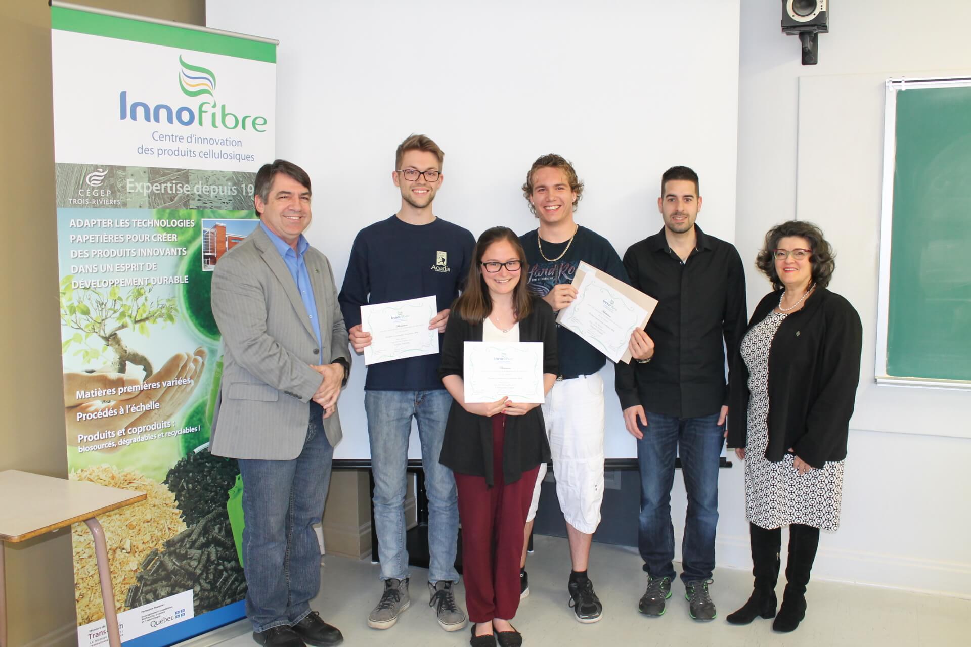 Les gagnants du stage chez Innofibre : sur la rangée arrière, de gauche à droite : Mario Parenteau, directeur d’Innofibre, Cédric Harvey étudiant en Sciences, lettres et arts, Tommy Doucet étudiant en Sciences de la nature, Marc-André Déry,enseignant de Biologie et enseignant-chercheur chez Innofibre, Lily Laverdière, agente de bureau chez Innofibre et à l’avant Catherine Godin, étudiante en Sciences, lettres et arts.