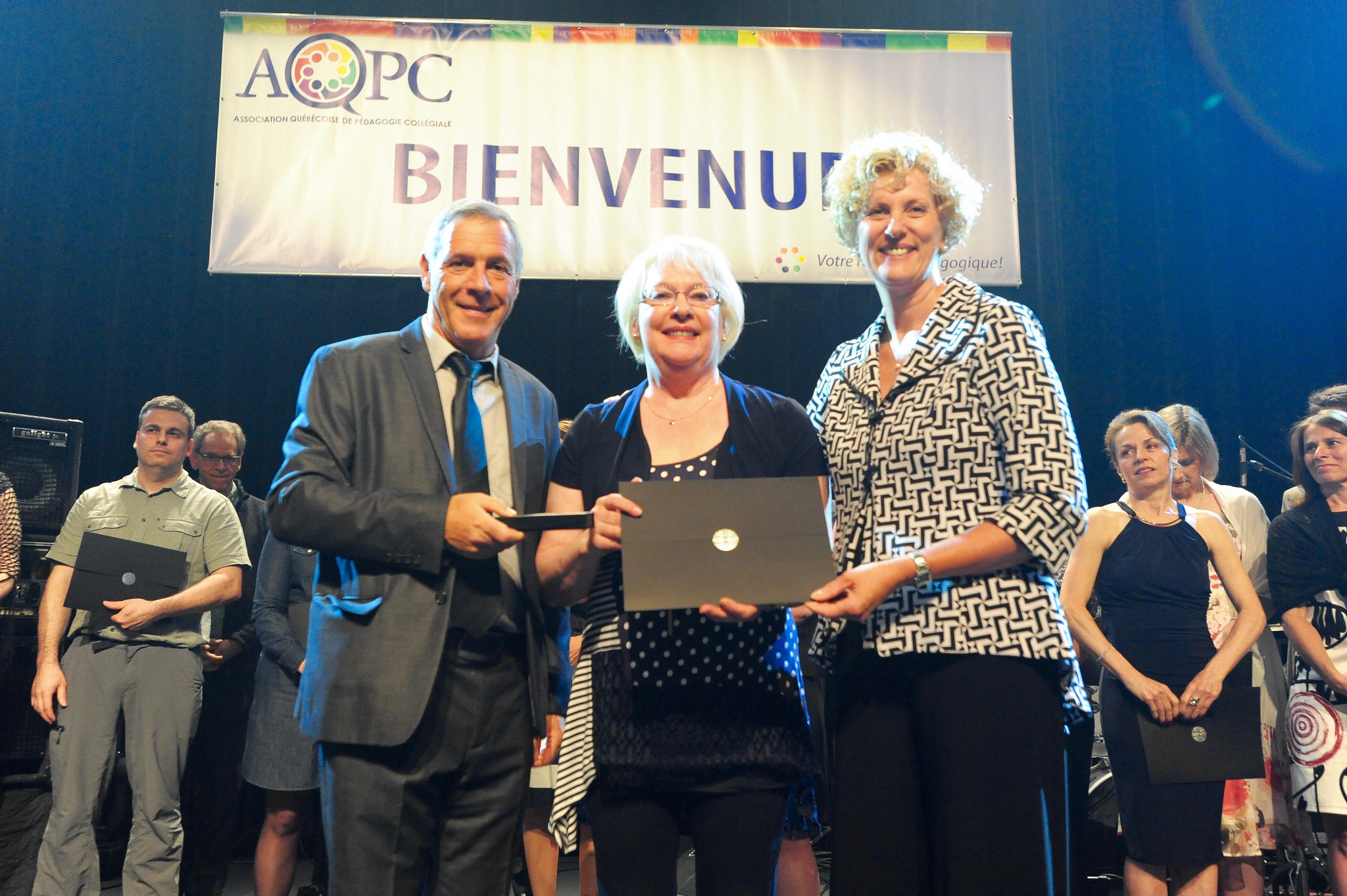Au centre, la lauréate Mireille Nadeau, du Cégep de Trois-Rivières, reçoit sa Mention d’honneur des mains du président du conseil d’administration de l’Association québécoise de pédagogie collégiale (AQPC), Richard Moisan, et de Denise Trudeau, directrice générale du Cégep Garneau. Crédit photo : Gabriel Marceau